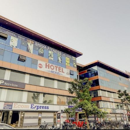 Hotel Nexus Surat Esterno foto