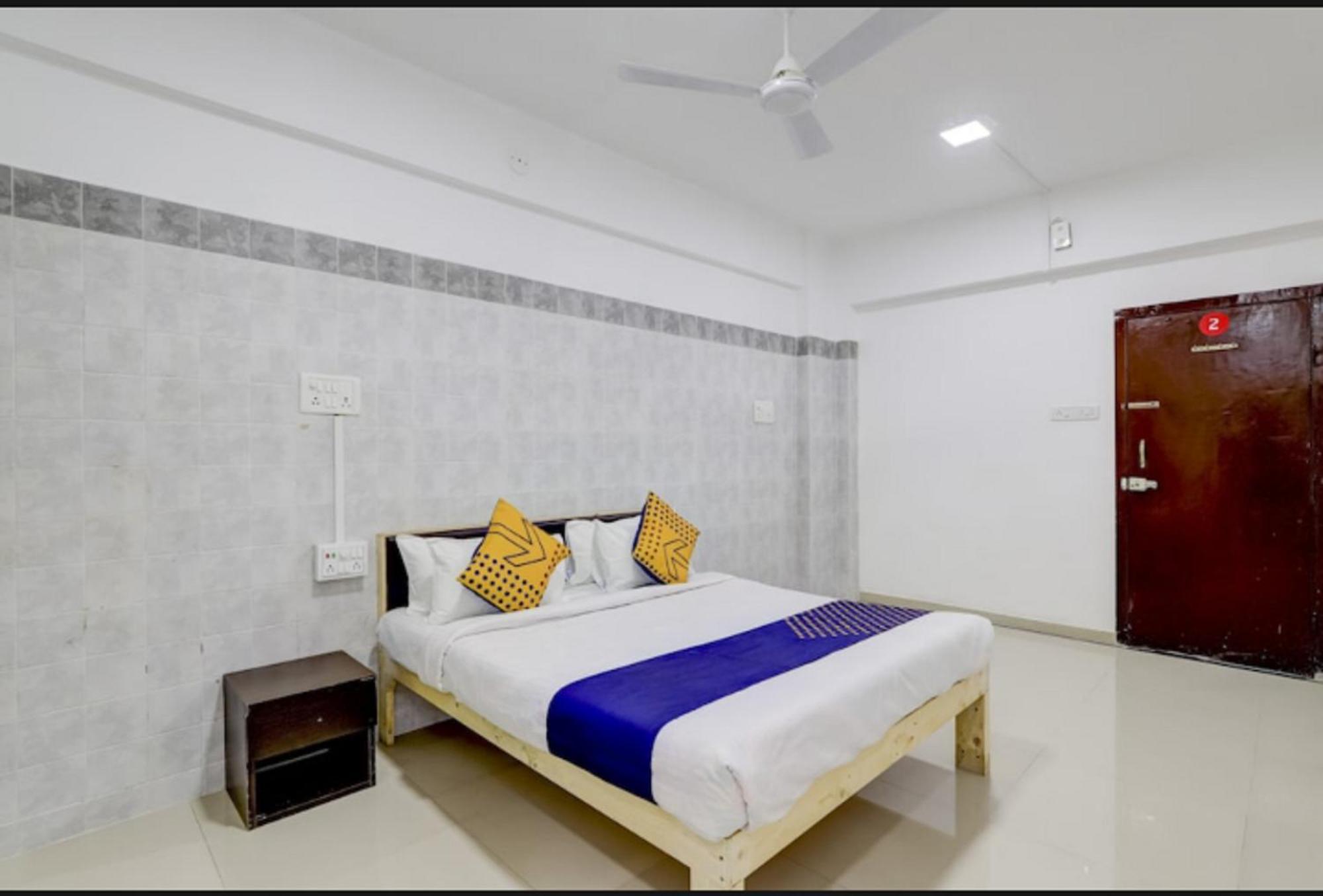 Hotel Nexus Surat Esterno foto