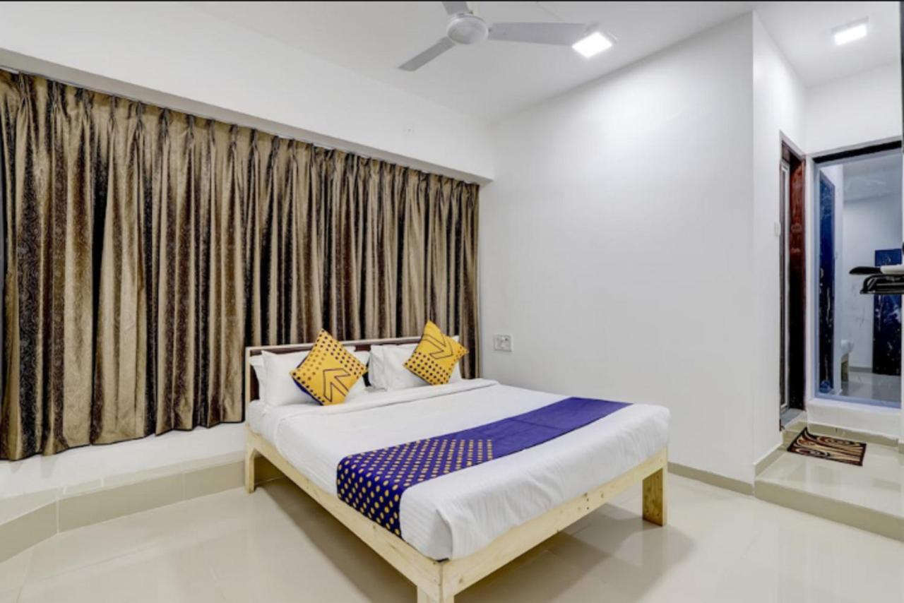 Hotel Nexus Surat Esterno foto
