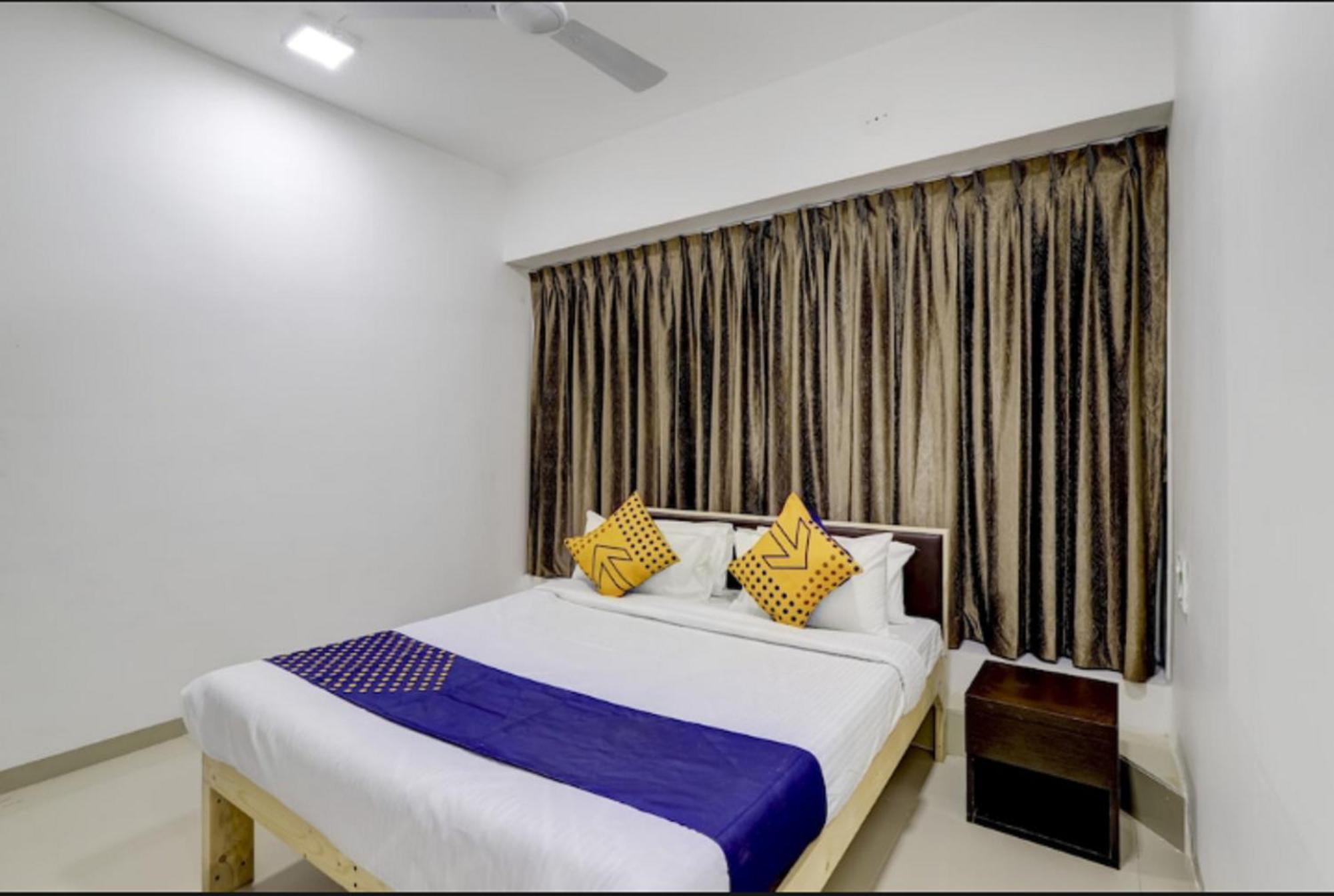 Hotel Nexus Surat Esterno foto